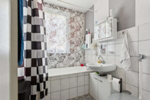 Badezimmer Wohnungsflur 1.OG rechts - Hausnummer 9