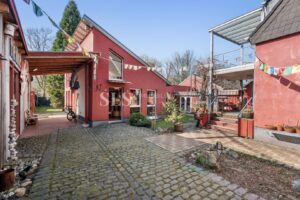 Neubau und Innenhof