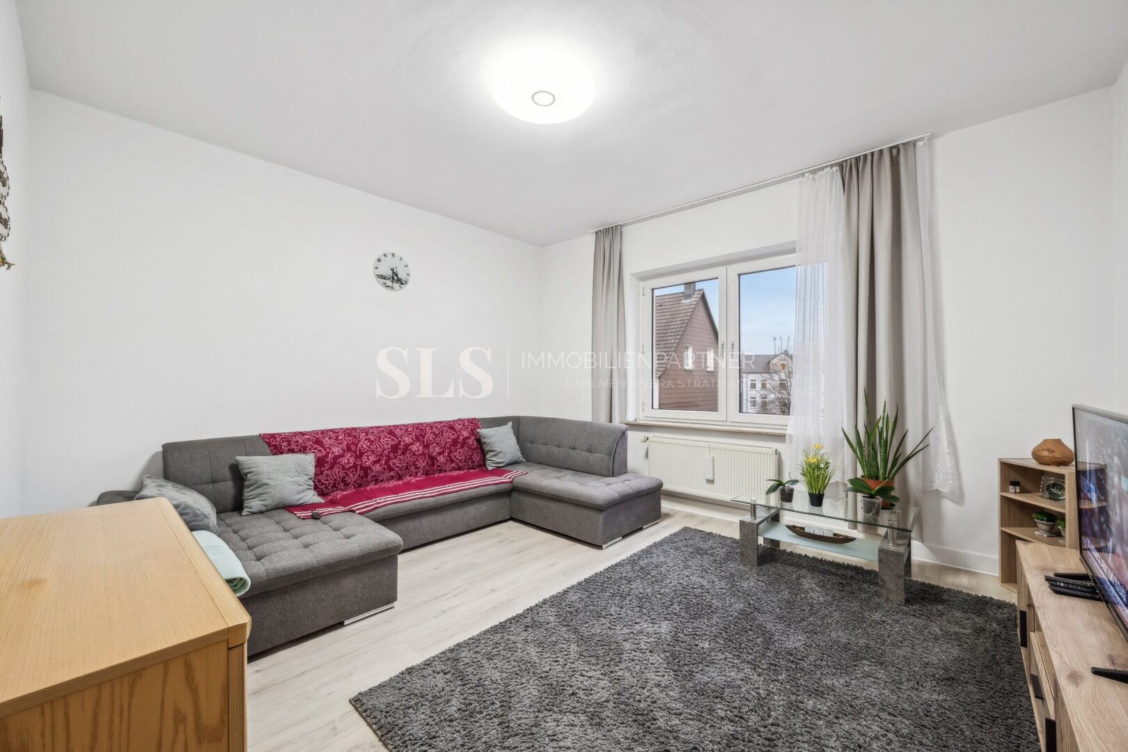 Nr. 6, 2. OG links Wohnzimmer