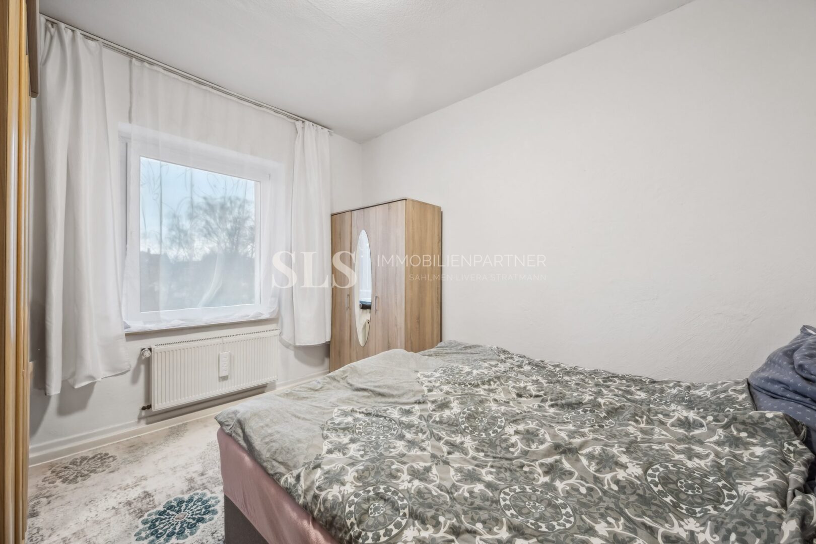 Nr. 6, 2. OG links Schlafzimmer