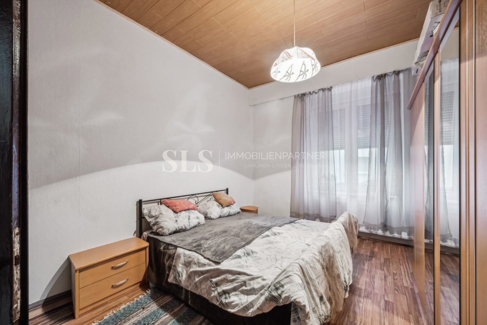 Nr. 6, EG links Schlafzimmer II