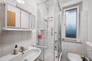 Nr. 6, 2. OG links Badezimmer