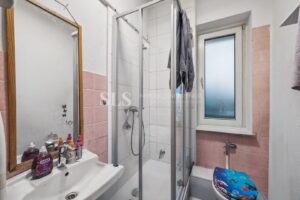 Nr. 6, DG links Badezimmer