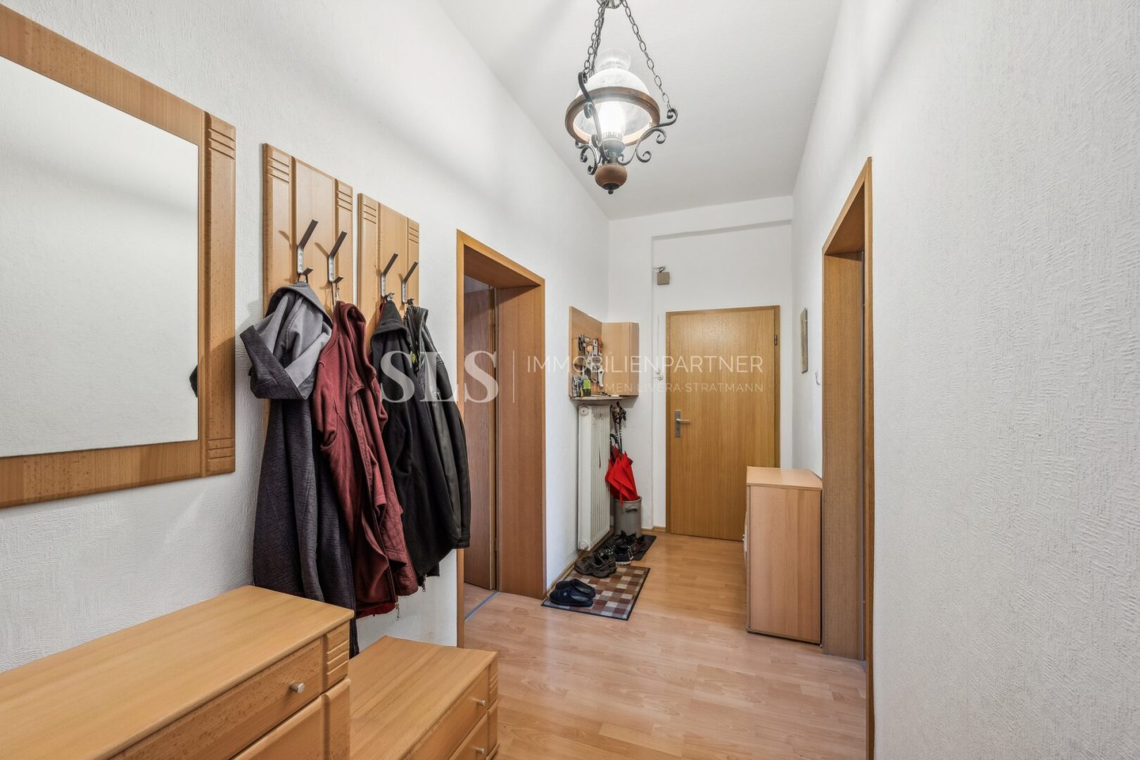 Nr. 6, 1. OG links Diele