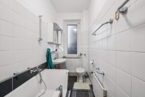 Nr. 6, 2. OG rechts Badezimmer