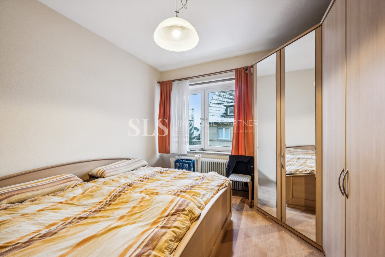 Nr. 6, 1. OG links Schlafzimmer