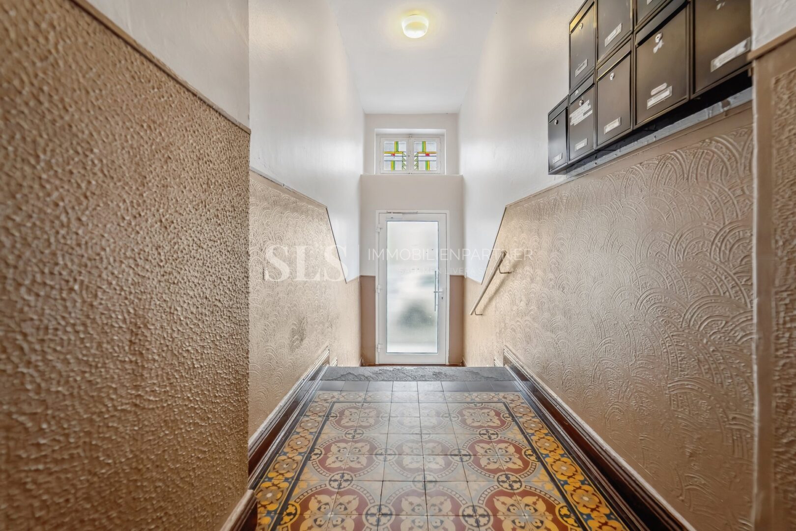 Nr. 6, Eingangsbereich