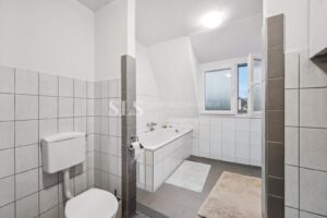 Nr. 6, DG rechts Badezimmer