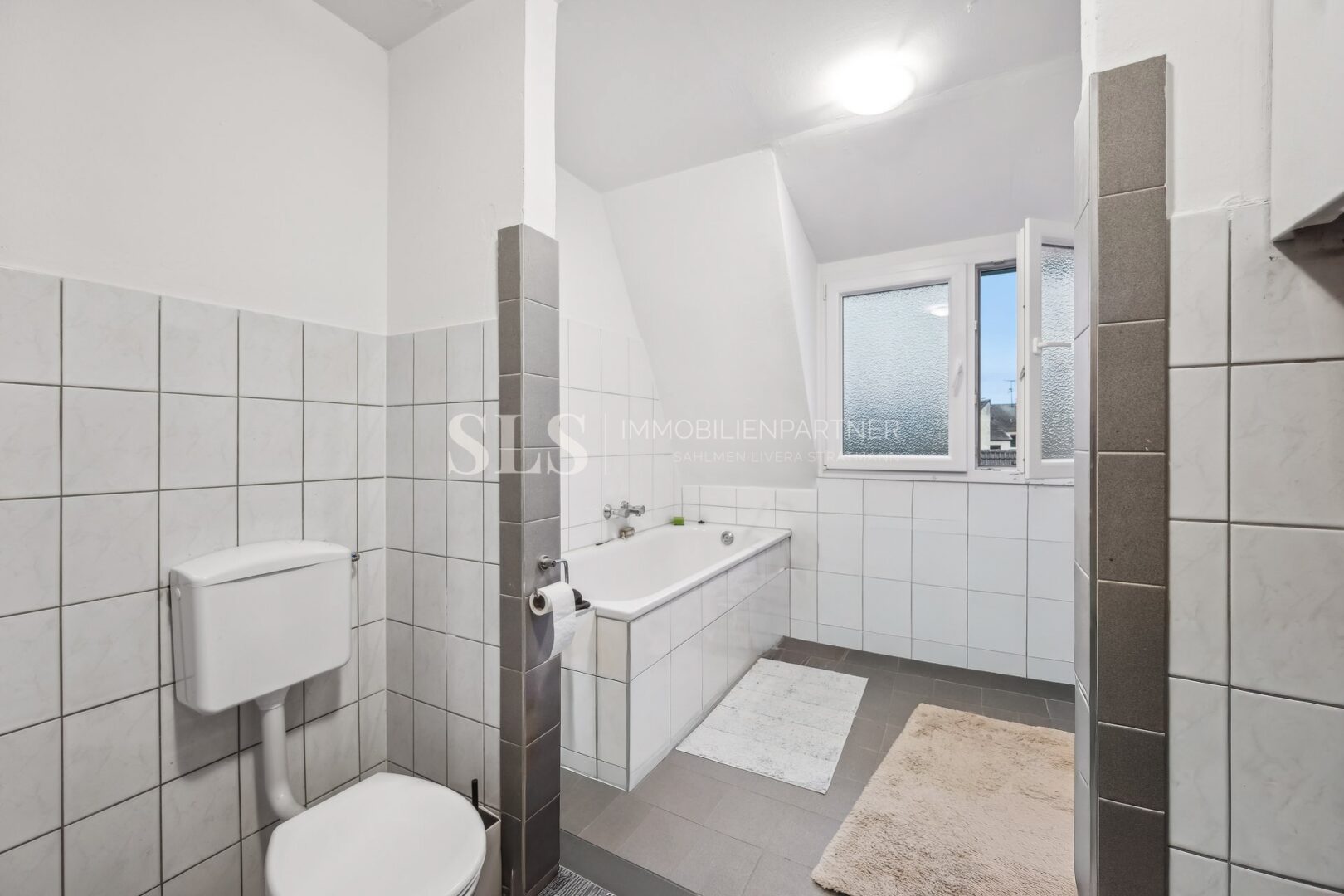 Nr. 6, DG rechts Badezimmer