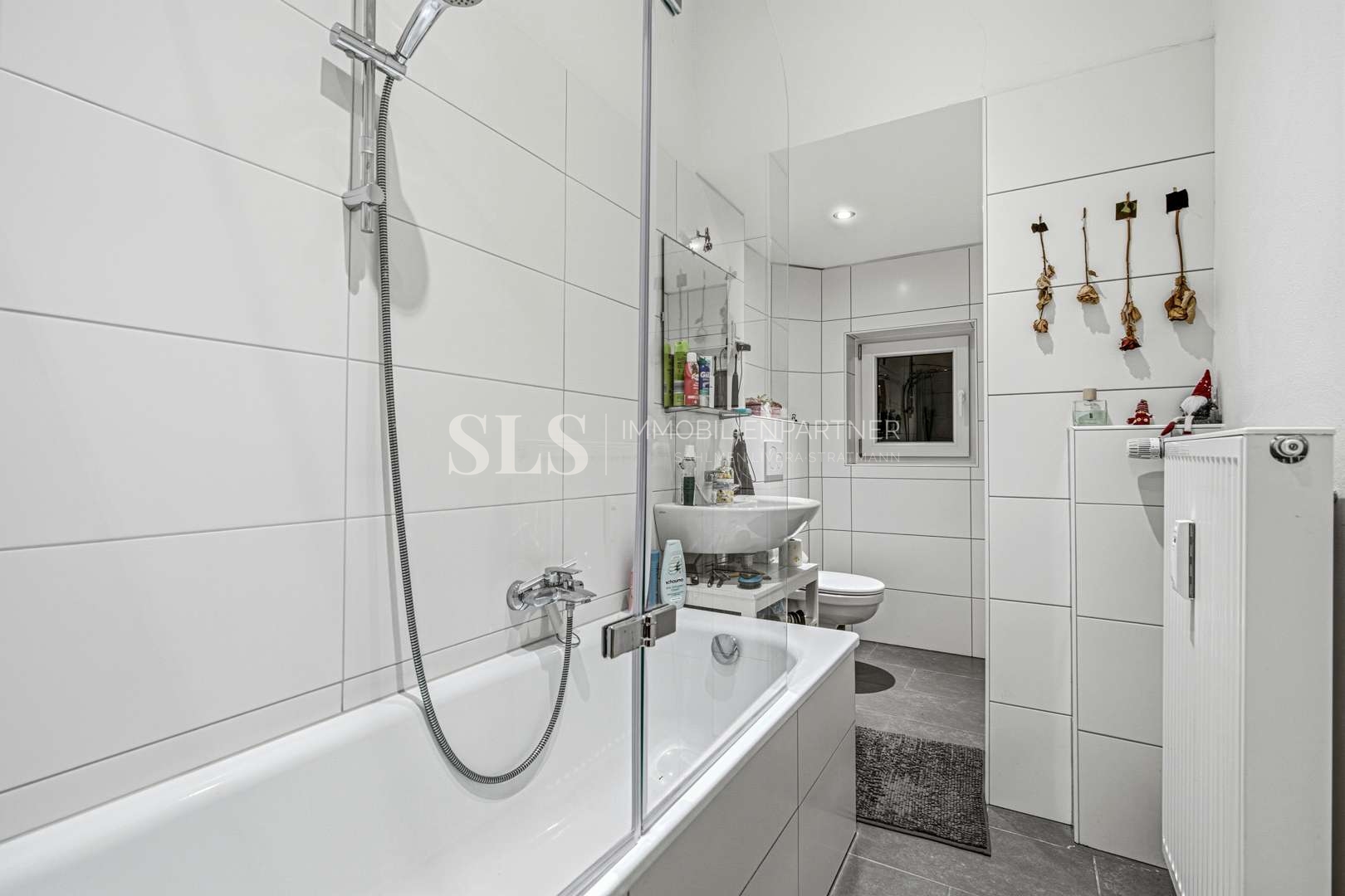 DG rechts Badezimmer