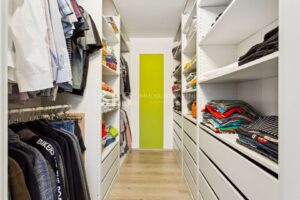 Begehbarer Kleiderschrank -b