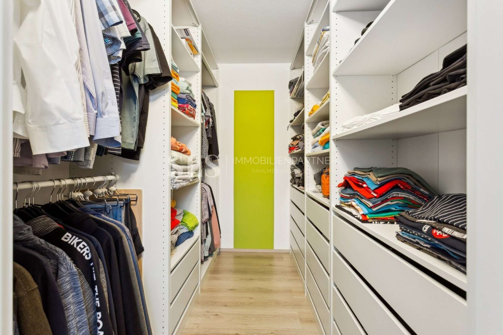 Begehbarer Kleiderschrank -b