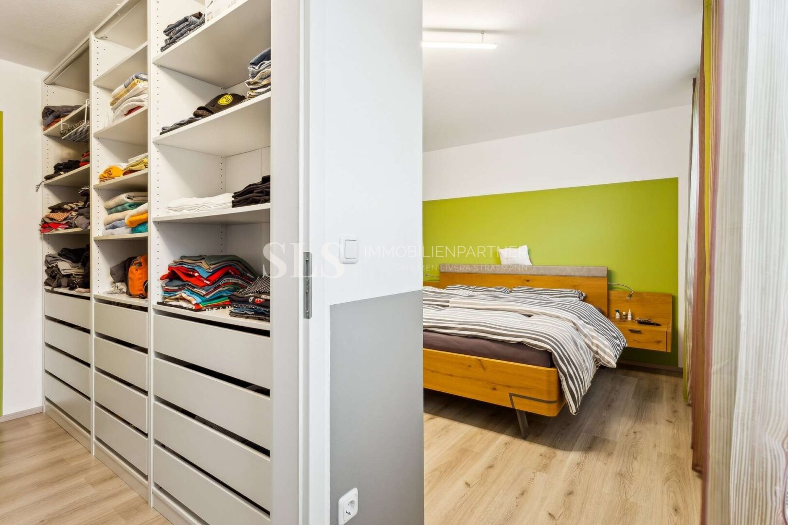 Begehbarer Kleiderschrank