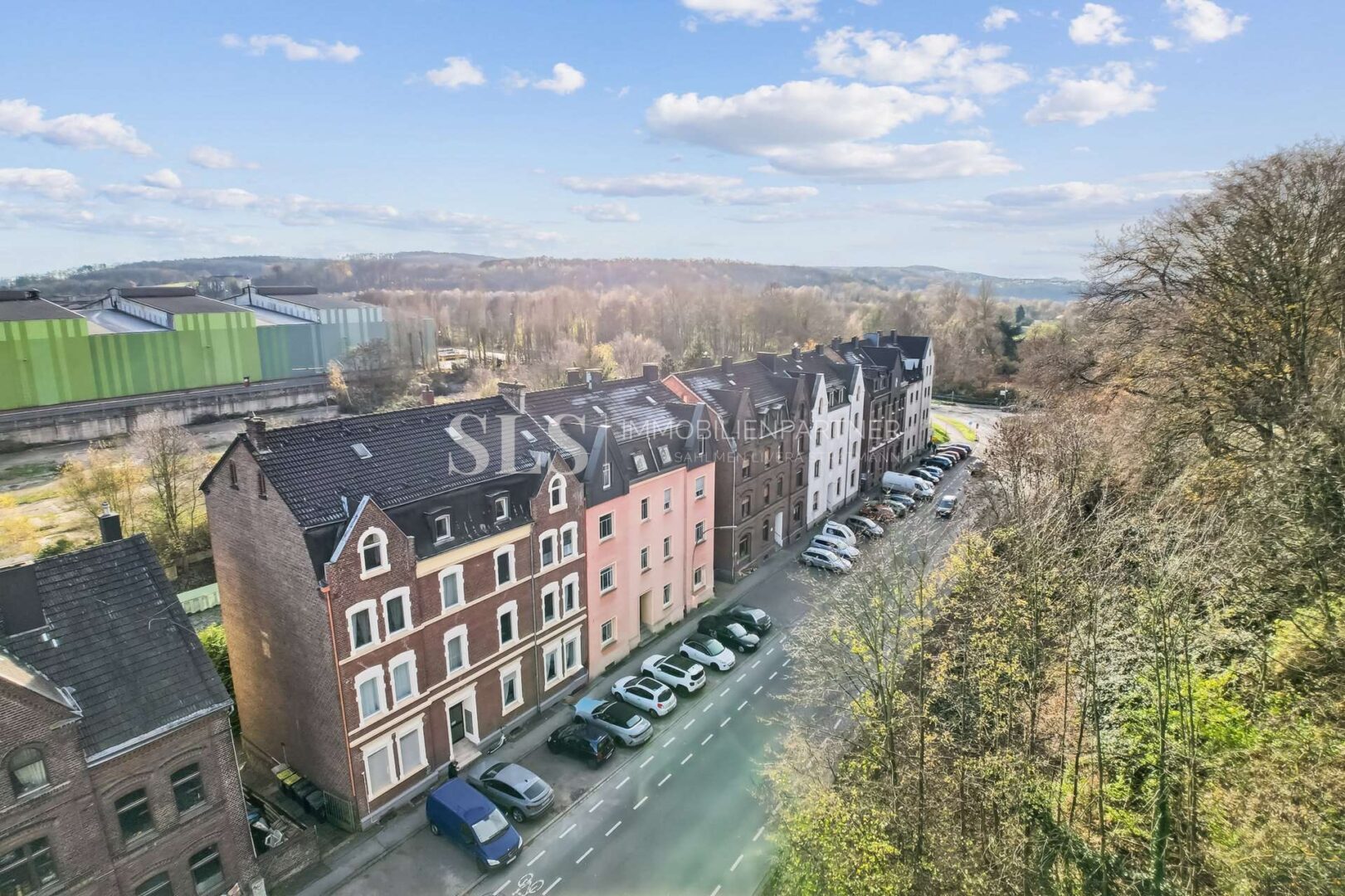 Straßenzug und Umgebung