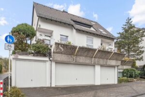 Hausansicht mit Garage