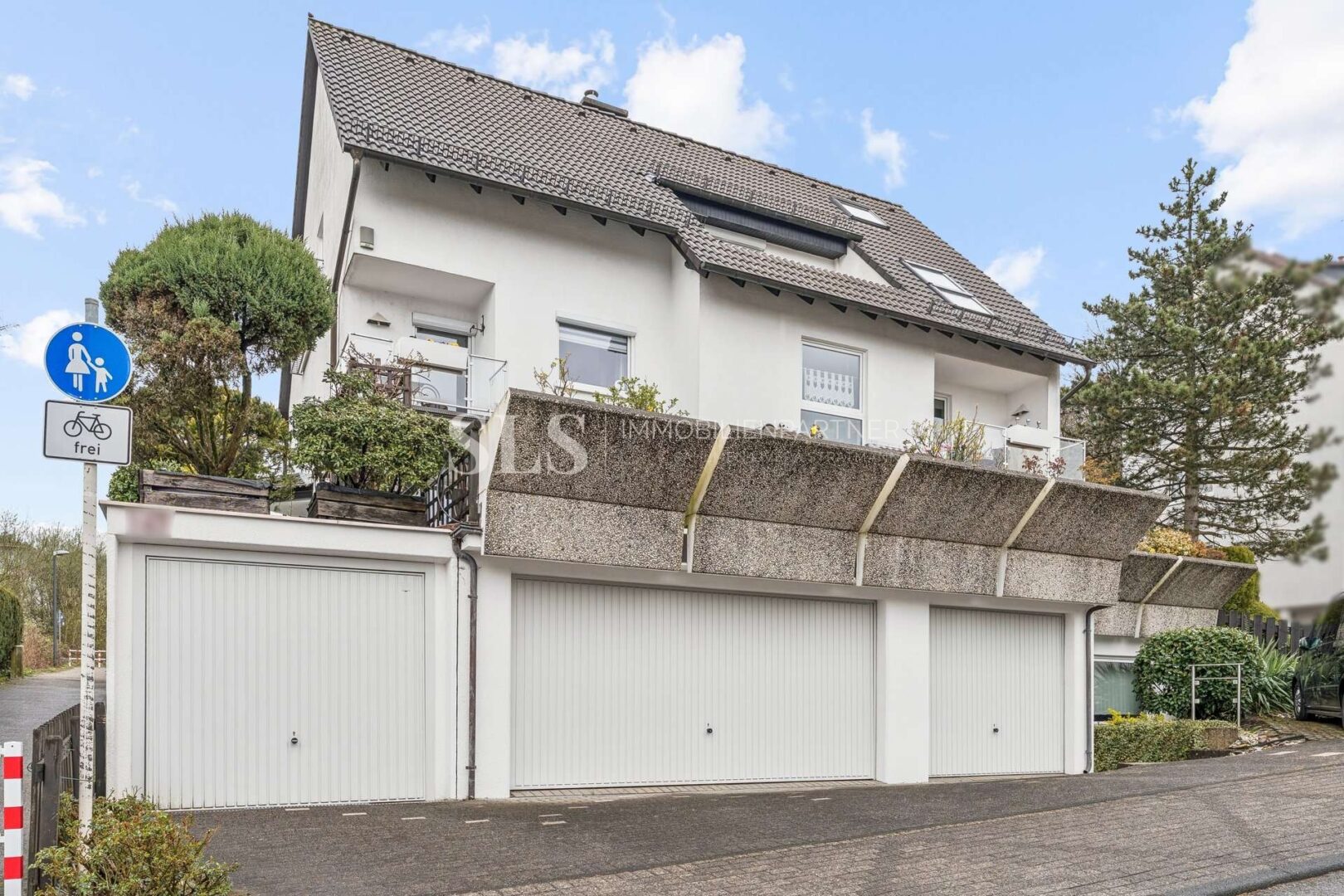 Hausansicht mit Garage