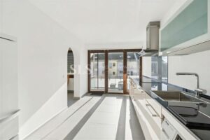 Küche mit Zugang zum Balkon