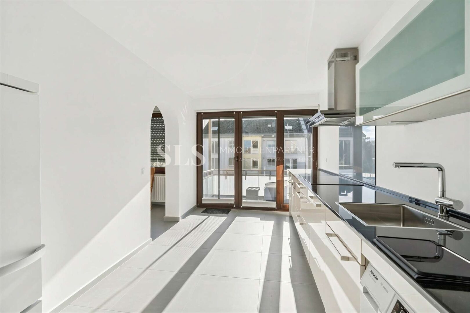 Küche mit Zugang zum Balkon