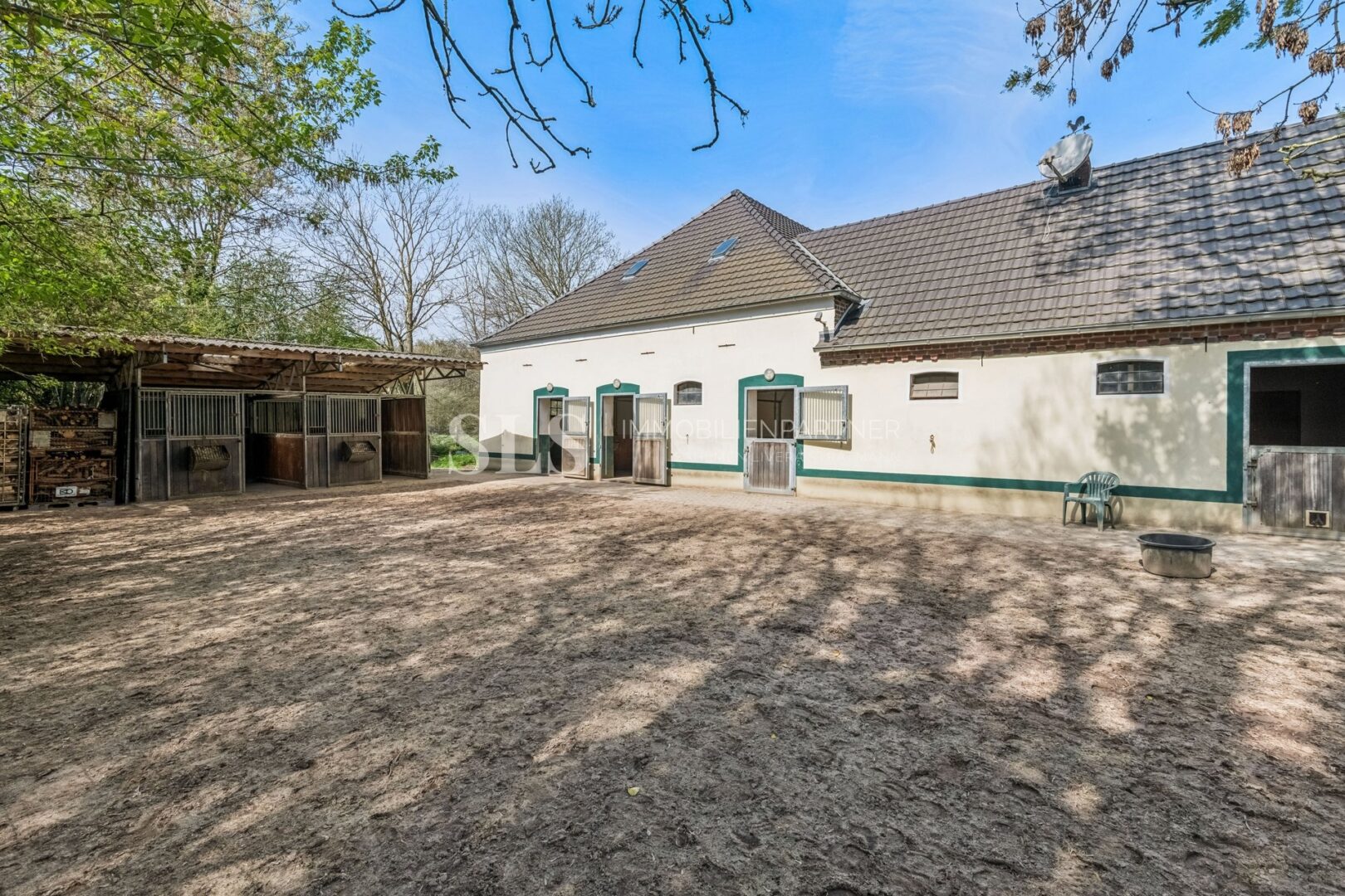 Paddock mit Außenboxen