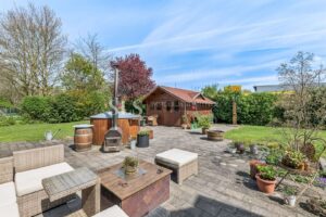 Terrasse mit Hotpod und Saunahaus