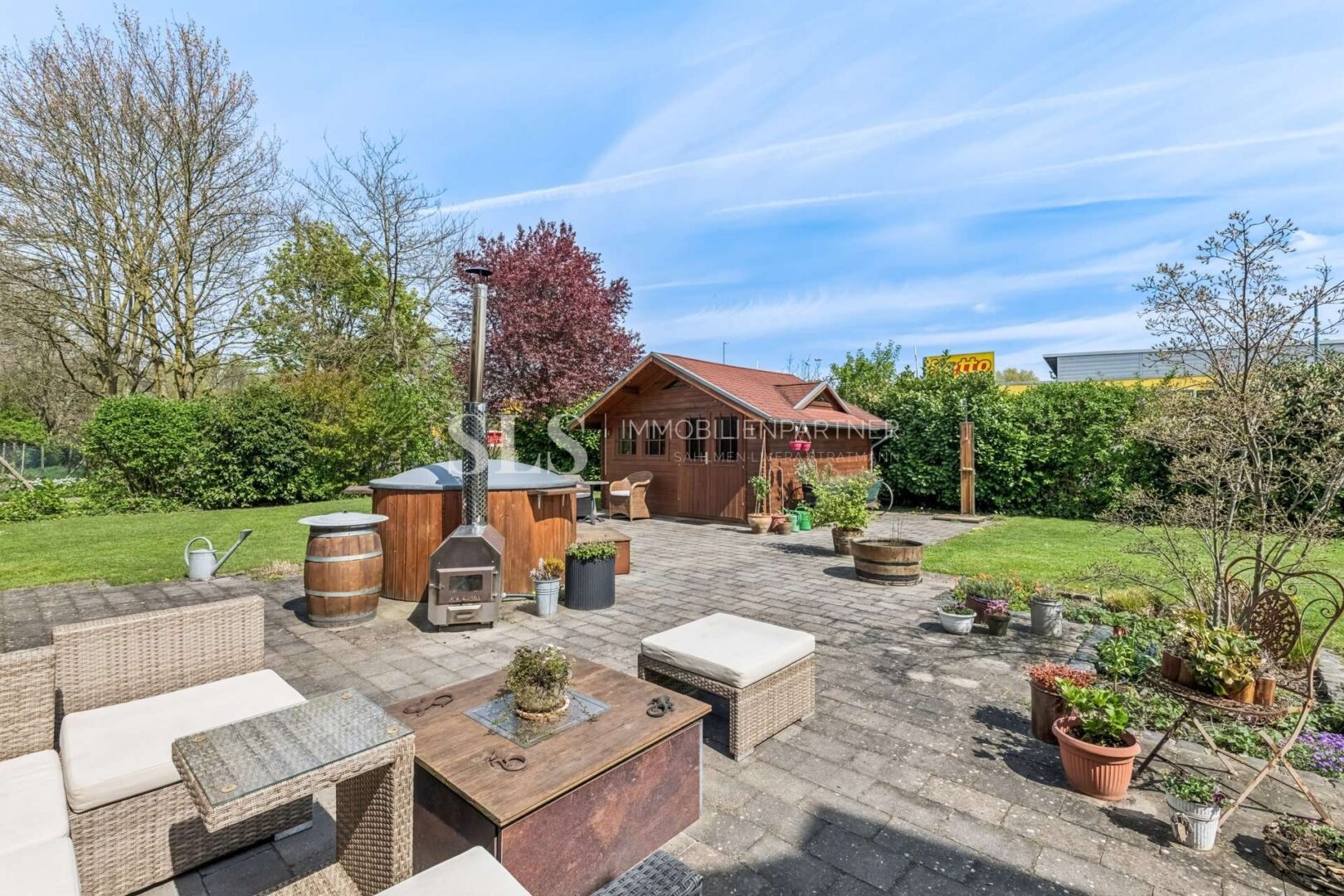 Terrasse mit Hotpod und Saunahaus