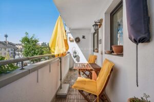 Südbalkon mit Blick auf den Rheinturm
