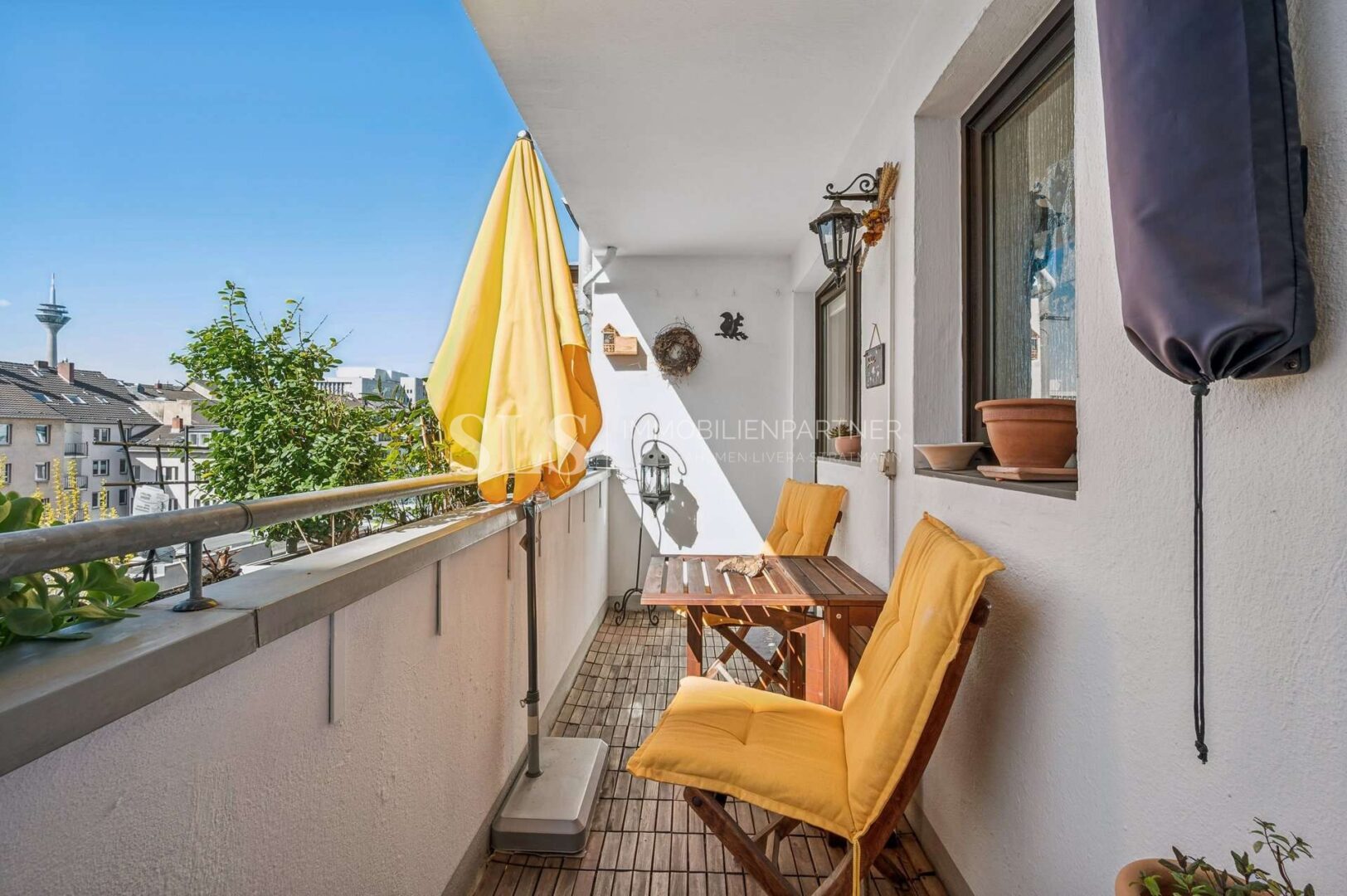 Südbalkon mit Blick auf den Rheinturm