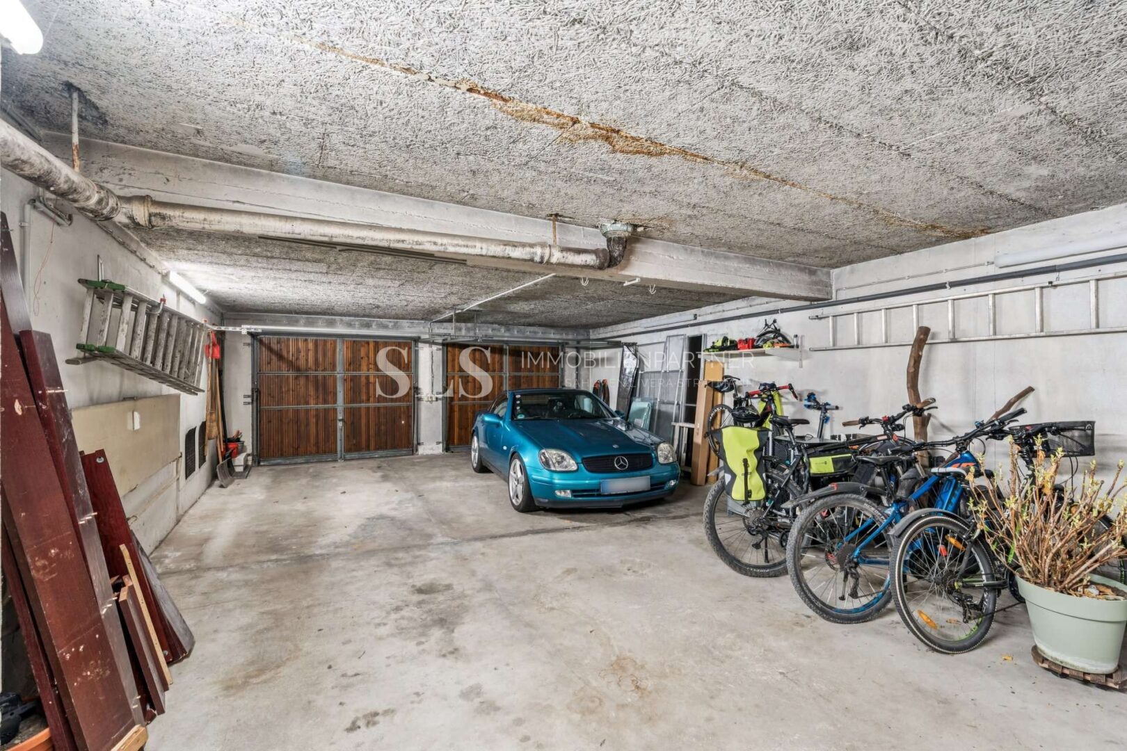 Garage für mindestens 4 Fahrzeuge