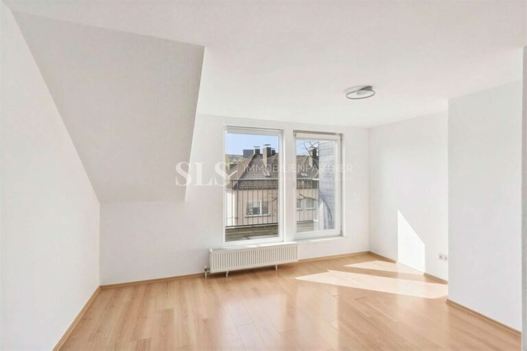 Wohnzimmer mit Balkonzugang