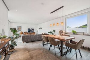 Wohnzimmer mit Essbereich