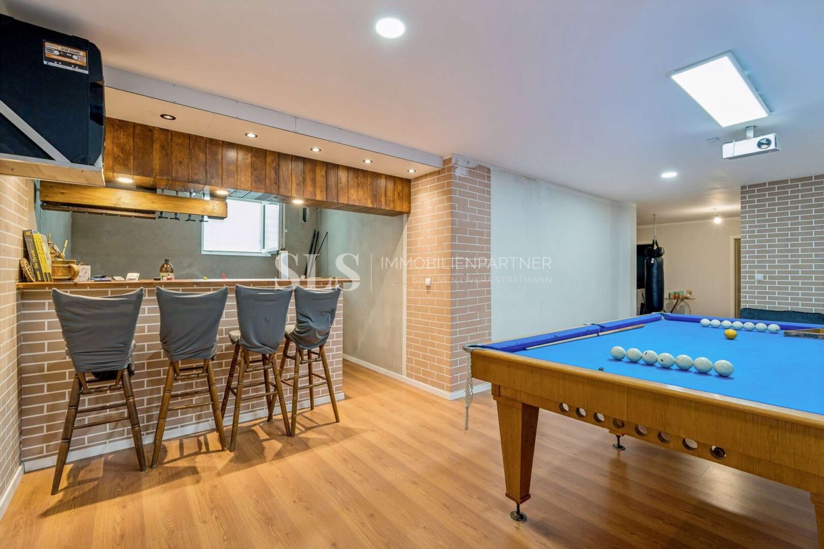 Cine-Pool Lounge