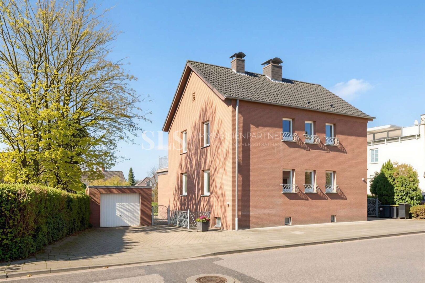 Seitliche Front inkl. Garage