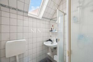 DG rechts Badezimmer