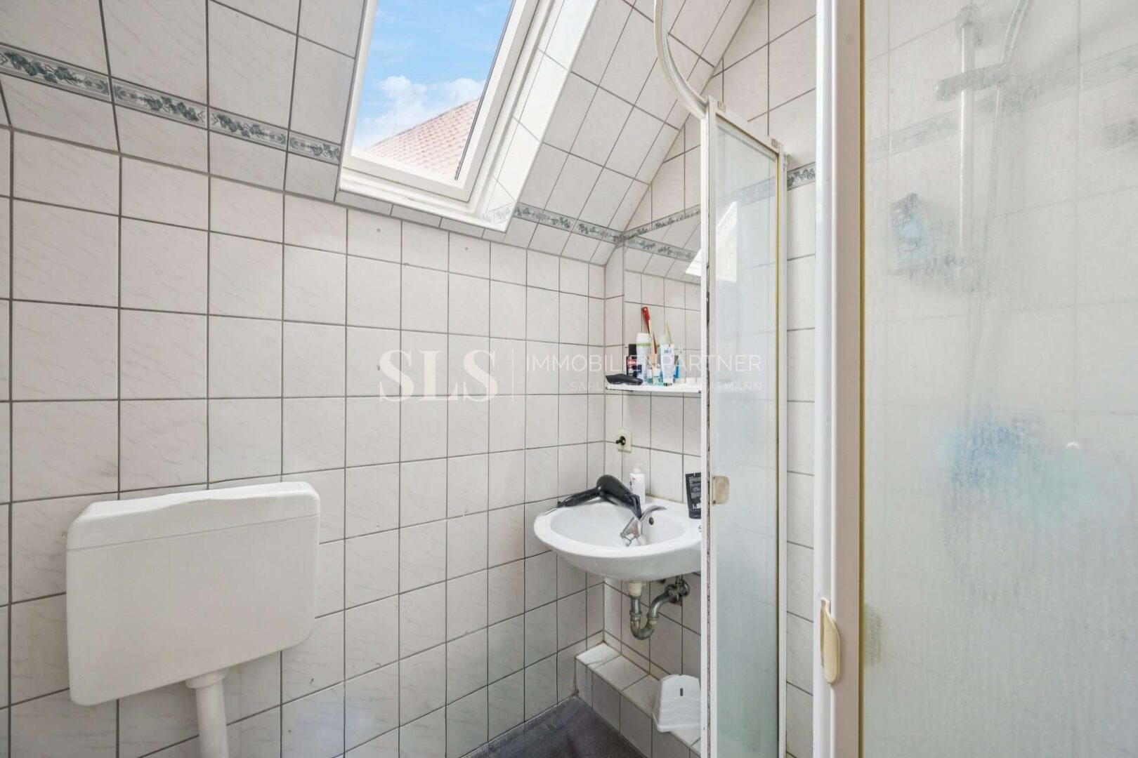 DG rechts Badezimmer