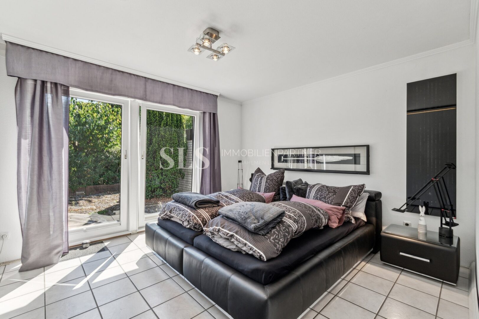 Schlafzimmer 1