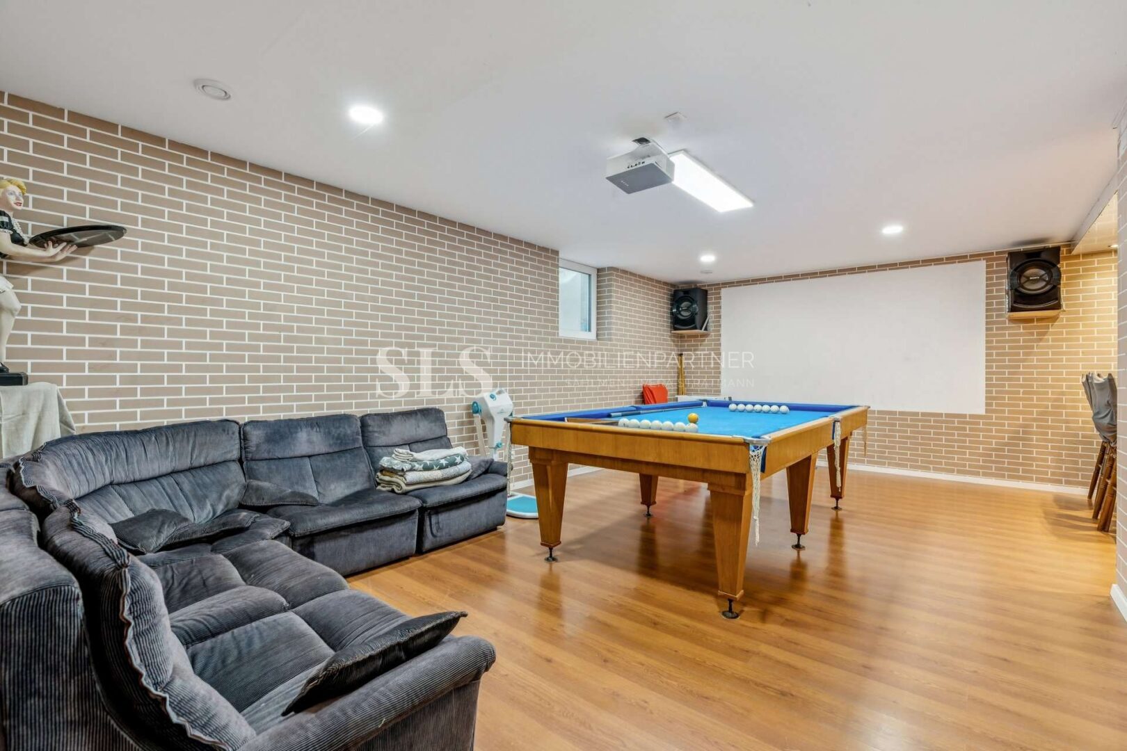 Cine-Pool Lounge