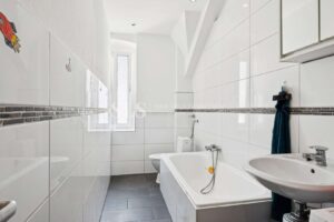 Badezimmer DG links