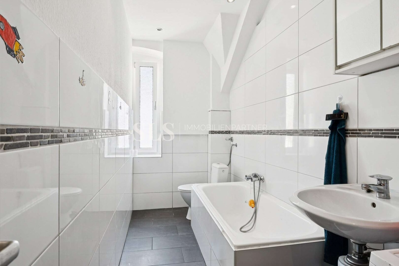 Badezimmer DG links