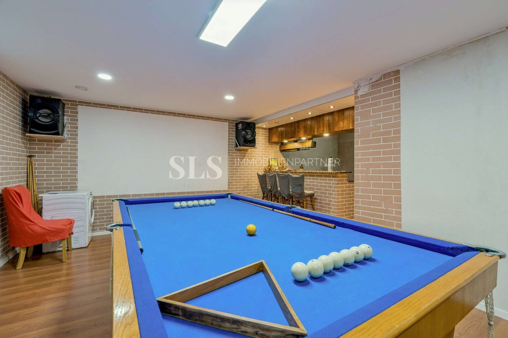 Cine-Pool Lounge