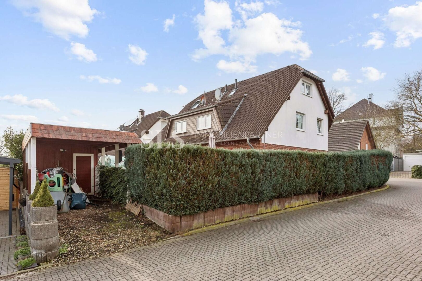 Ansicht Hintern -/Carport