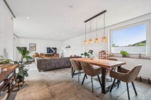 Wohnzimmer mit Essbereich