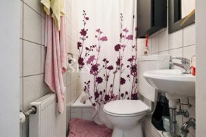 1. OG links Badezimmer I