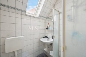 DG rechts Badezimmer