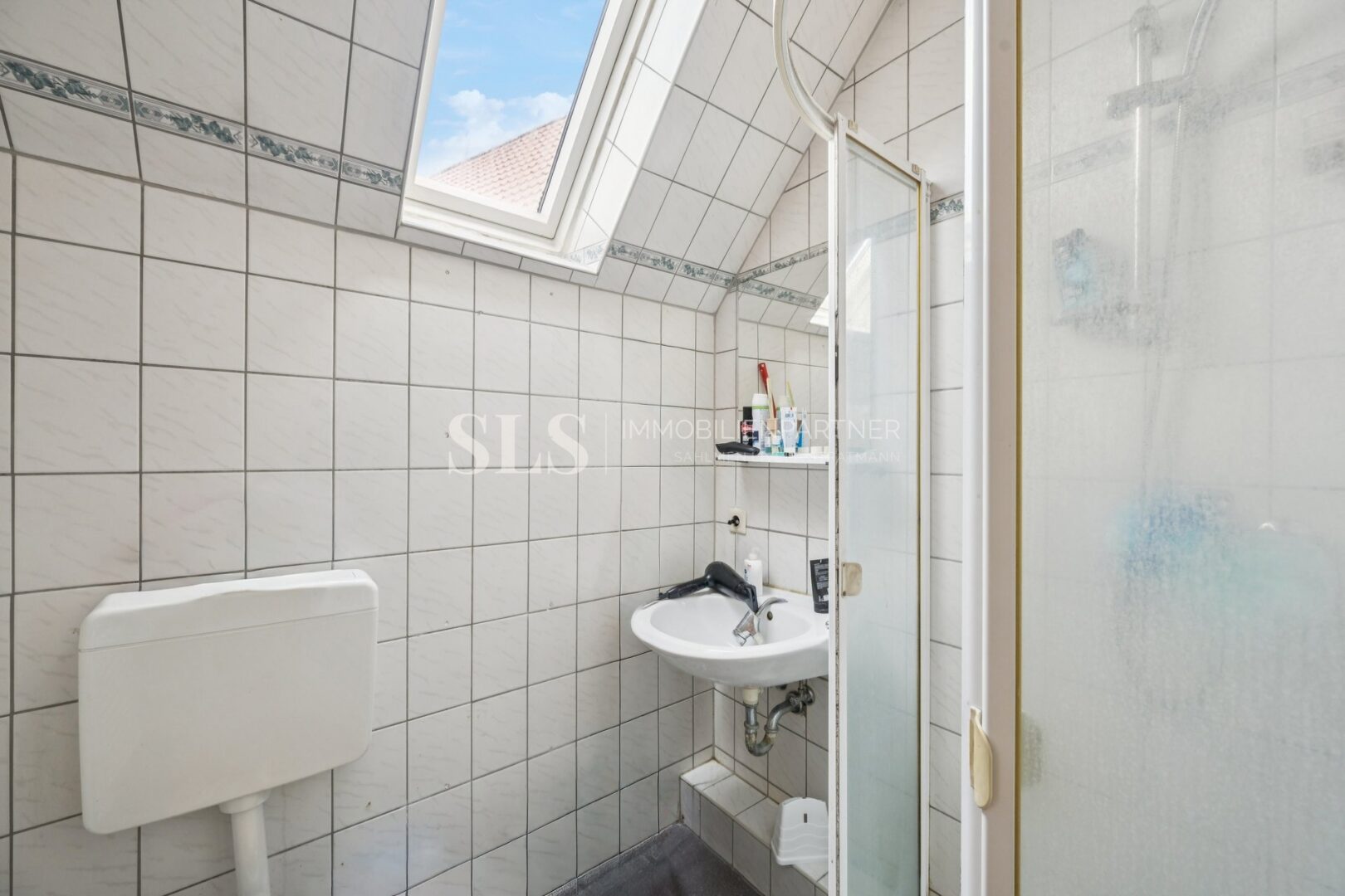 DG rechts Badezimmer