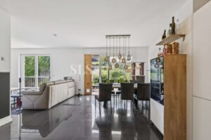 Wohnzimmer mit Essbereich
