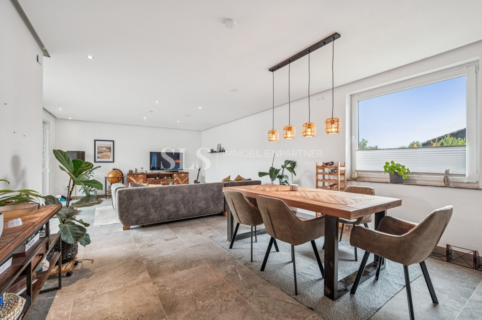 Wohnzimmer mit Essbereich