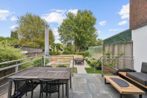 Terrasse mit Zugang zum Garten