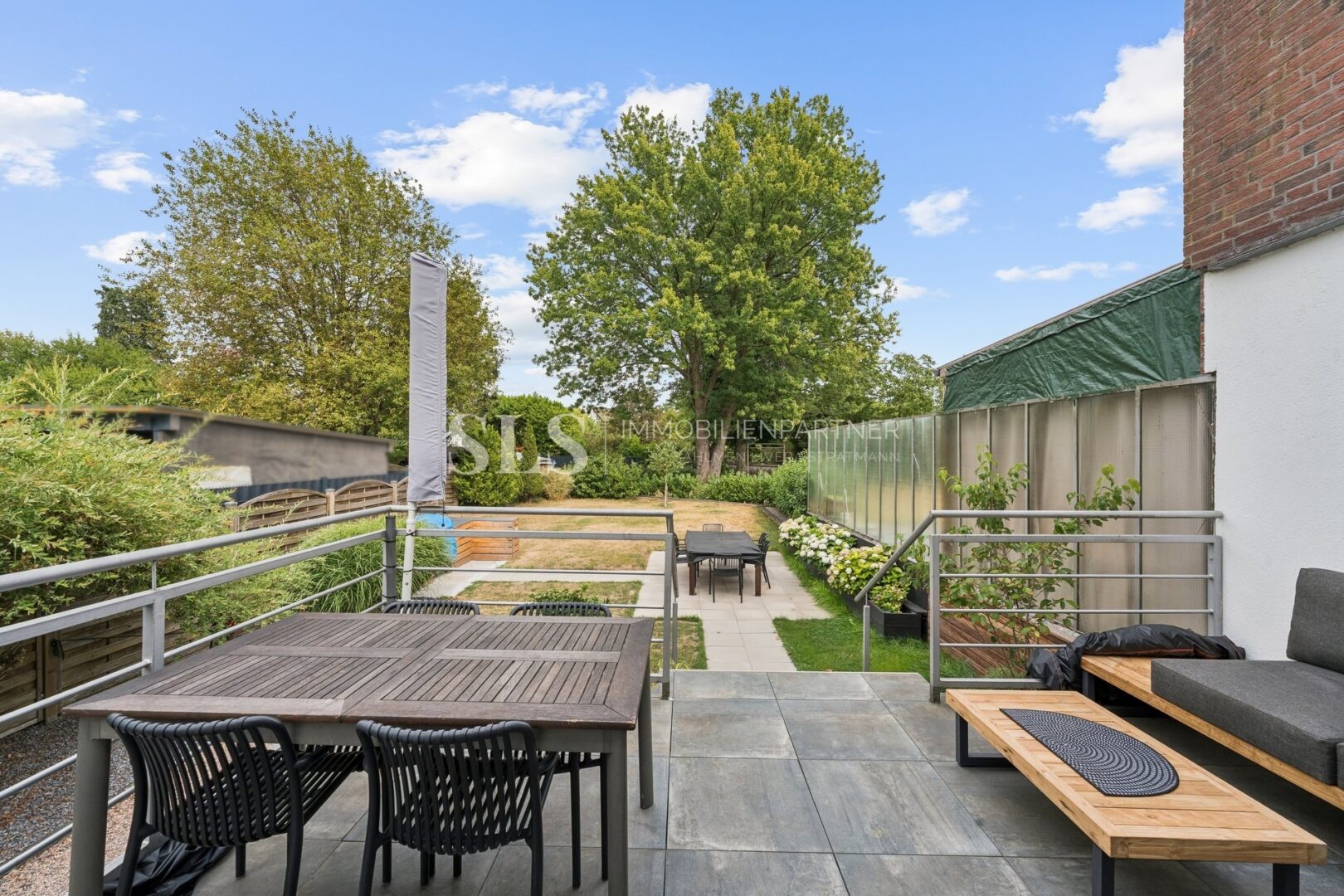 Terrasse mit Zugang zum Garten