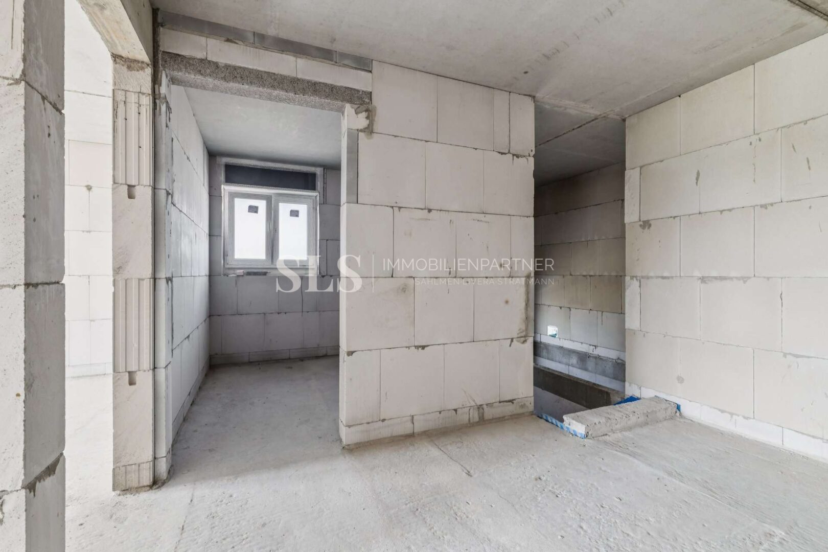 Flur 1.OG Blick ins Bad